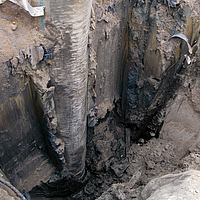 Una columna Ringtrac® rellena y parcialmente enterrada en el suelo