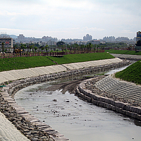 Muros de río revestidos con estera de hormigón Incomat Crib