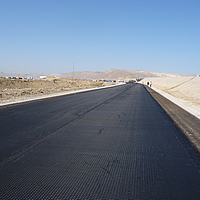 Una carretera inacabada muestra la capa de HaTelit sin pavimento asfáltico