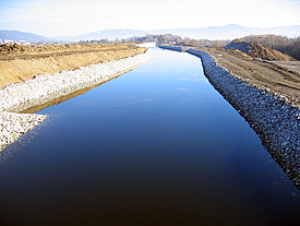 Canal de agua de la central eléctrica de Ritzersdorf sellado con esteras de hormigón y revestimientos de escollera