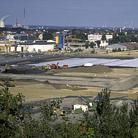 Terreno baldío con signos visibles de contaminación industrial antes de su rehabilitación