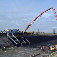 Vertido de hormigón sobre el canal Huesker³ membrana en el canal grande