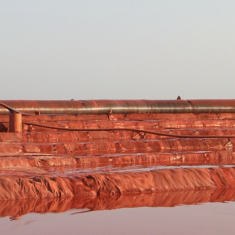 Construcción de presas para balsas de lodos con geomembranas Construcción sostenible de presas con la tecnología de drenaje SoilTain® y soluciones de refuerzo