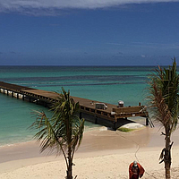 SoilTain Tube bajo un muelle en el agua en una playa turística como rompeolas