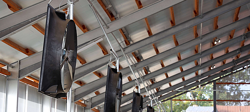 Ventilador axial Lubratec Los ventiladores de flujo axial cuelgan del lado largo de un establo lechero