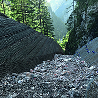 Presa de protección contra desprendimientos de rocas en el Parque Nacional de Gesäuse
