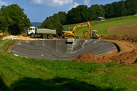 Instalación de esteras de hormigón para el sellado y el control de la erosión de la cuenca de retención de aguas pluviales