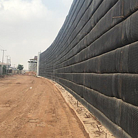El muro está totalmente recubierto de geomalla Fortrac para mayor estabilidad y seguridad
