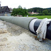Trabajadores llenan de hormigón la cubierta de tuberías Incomat