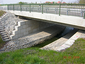 Estructura de construcción de una presa como medida de reconstrucción en una antigua orilla erosionada del río