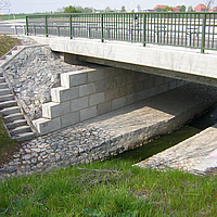 Estribo de puente sobre el curso del río durante la remodelación de la L71 - Huesker Projekte