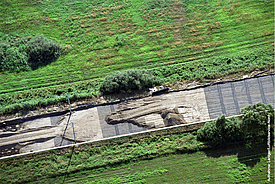 Vista aérea de la instalación de una geomalla ecológica Fortrac T fabricada con PET 100% reciclado para el refuerzo sostenible del suelo.